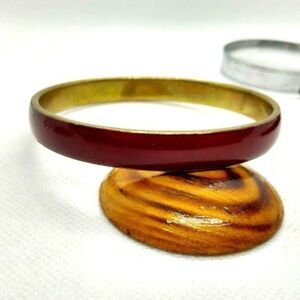 Red enamel bangle bracelet‎